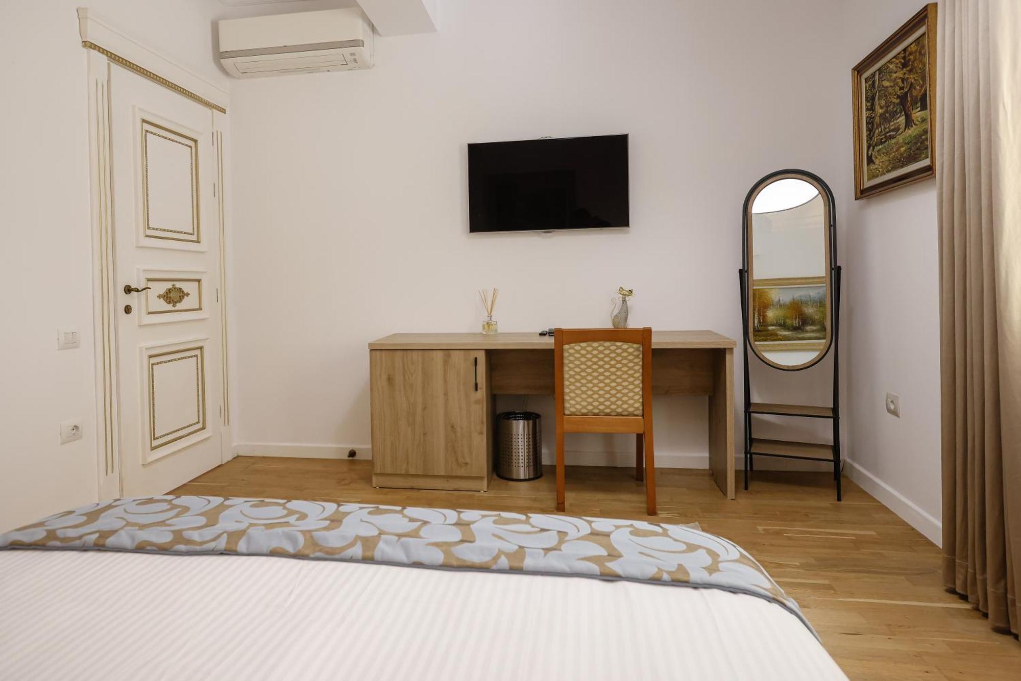 Vila Ferdinand Modern Rooms In Tirana'S Center 객실 사진